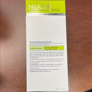NIA24 Physical Cleansing Scrub